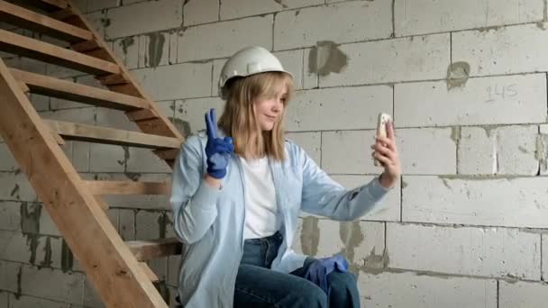 Gut Gelaunte Bauarbeiter Mit Bollenhut Sitzen Einer Ziegelmauer Und Machen — Stockvideo