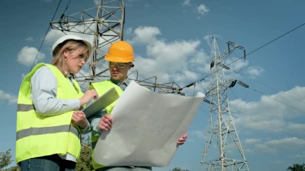Energietechniker Machen Sich Notizen Auf Klemmbrett Und Zeigen Ihren Kollegen — Stockvideo