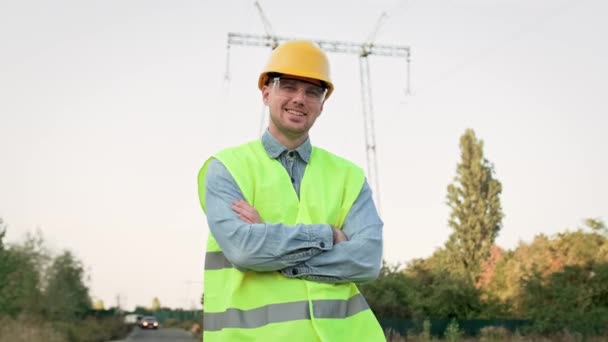 Portret Pasie Wesołego Inspektora Linii Energetycznej Goglach Hełmie Ochronnym Stojącym — Wideo stockowe
