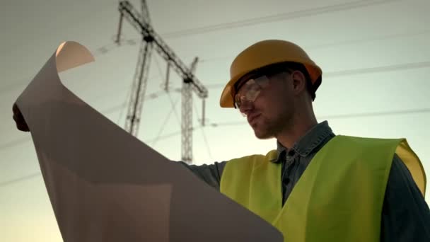 Portret Inspektora Linii Energetycznej Twardym Kapeluszu Goglach Oglądającego Rysunki Podczas — Wideo stockowe