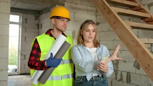 Die Bauaufsicht Zeigt Dem Bauunternehmer Bei Der Besichtigung Eines Halb — Stockvideo