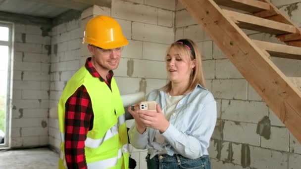 Stavební Manažer Předák Diskutují Obsahu Smartphonu Dávají Dalších Pět Plácnutí — Stock video
