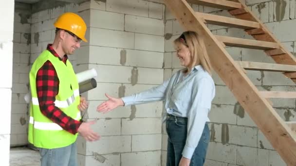 Manajer Konstruksi Tersenyum Berjabat Tangan Dengan Insinyur Ceria Rumah Tinggal — Stok Video