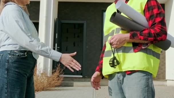 Женщина Архитектурный Инспектор Пожимает Руку Инженеру Перед Незавершенным Жилым Домом — стоковое видео