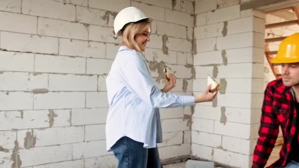 Pekerja Konstruksi Tersenyum Memperlakukan Rekan Kerja Yang Bahagia Menjadi Roti — Stok Video