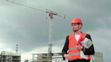 Koruyucu miğfer, yelek ve gözlük takan profesyonel bir inşaatçı. Yavaş çekim