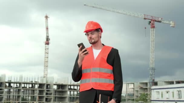 Retrato Constructor Profesional Casco Protector Chaleco Gafas Que Sostienen Teléfono — Vídeos de Stock