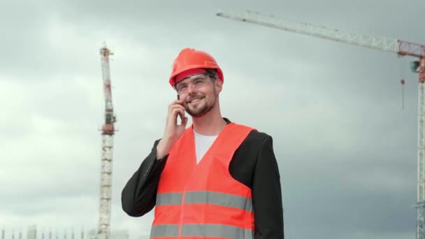 Porträtt Professionell Byggare Skyddshjälm Väst Och Glasögon Som Håller Smartphone — Stockvideo