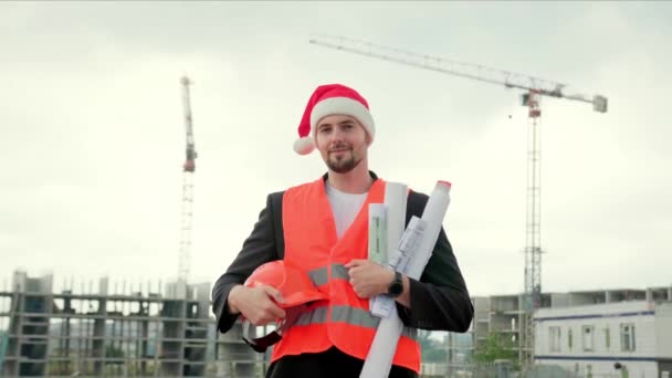 Hombre Profesional Chaleco Sombrero Navidad Con Planos Casco Protector Trabajando — Vídeos de Stock