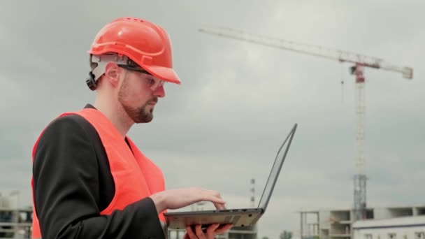 Professionele Werknemer Vest Beschermende Helm Bril Staan Site Typen Laptop — Stockvideo