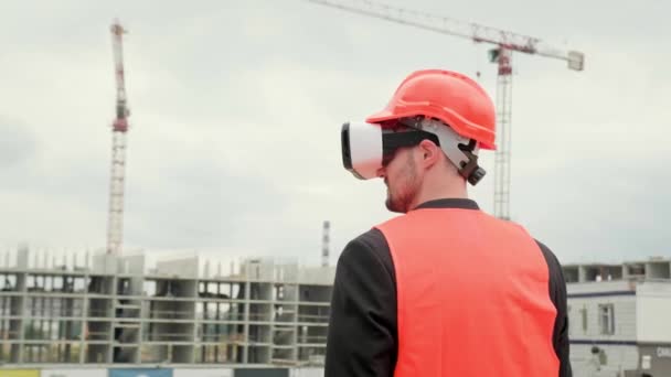 Constructor Profesional Casco Protector Chaleco Gafas Mirando Objetos Realidad Virtual — Vídeos de Stock