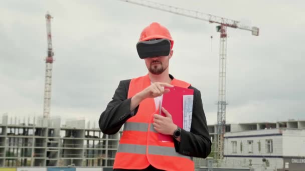 Professionele Bouwer Beschermhelm Vest Bril Zoek Naar Virtual Reality Object — Stockvideo