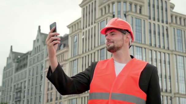 Profesionální Stavitel Ochranné Vestě Pracuje Místě Drží Smartphone Dělat Selfie — Stock video