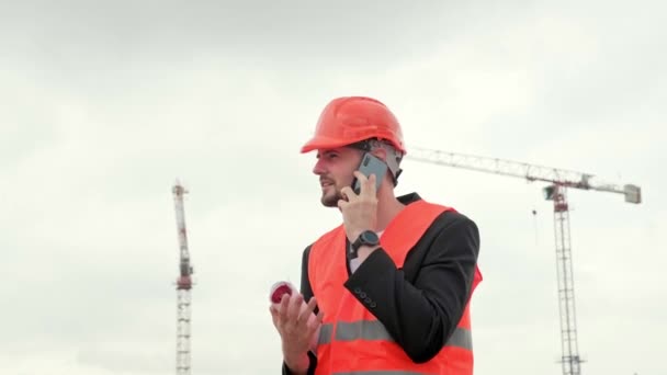 Profesionální Muž Ochranné Vestě Pracuje Místě Drží Smartphone Mluví Smutnými — Stock video