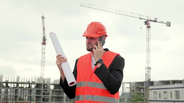 Bygga Skyddsväst Arbetar Plats Hålla Smartphone Och Prata Med Sorgliga — Stockvideo