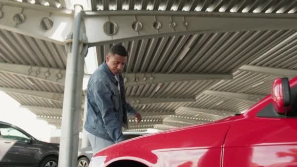 Afro Amerikalı Bir Adam Dışarıda Araba Tamir Ederken Kaputu Açıyor — Stok video