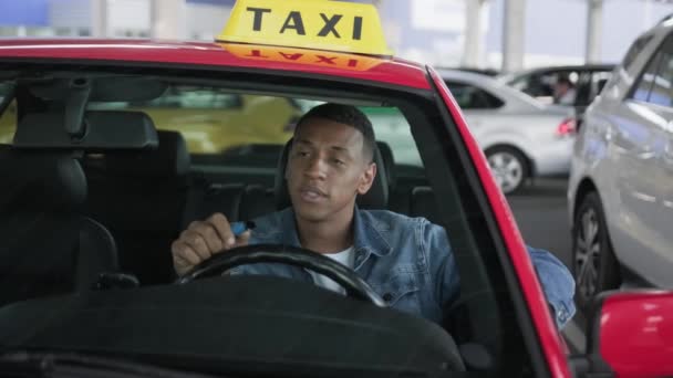 Fiatal Férfi Taxisofőr Vár Kocsiban Miközben Elszív Egy Cigarettát Szervizkocsi — Stock videók