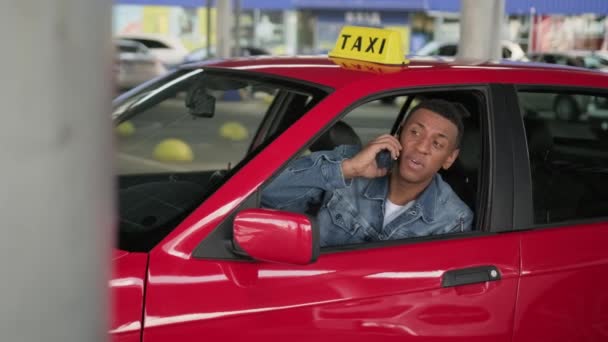 Yolcuyu Beklerken Akıllı Telefondan Konuşan Afro Amerikalı Taksi Şoförü Servis — Stok video