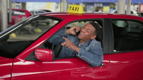 Счастливый Афроамериканский Таксист Машет Рукой Разговаривая Смартфону Машине Концепция Служебного — стоковое видео