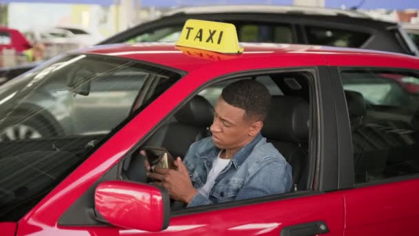 Afroamerykanin Taksówkarz Trzyma Portfel Pieniędzmi Siedząc Przy Fotelu Kierowcy Koncepcja — Wideo stockowe