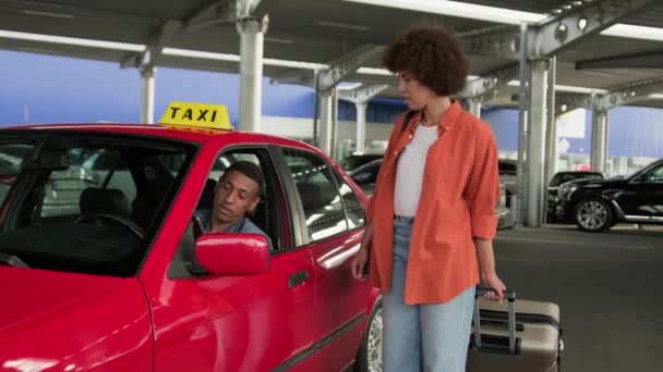 Conductor Taxi Afroamericano Hablando Con Señora Mostrando Precio Teléfono Móvil — Vídeos de Stock