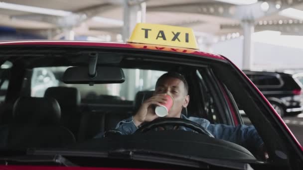 Χαμογελώντας Αρσενικό Οδηγό Ταξί Κάθεται Αυτοκίνητο Ενώ Πίνοντας Καφέ Στο — Αρχείο Βίντεο