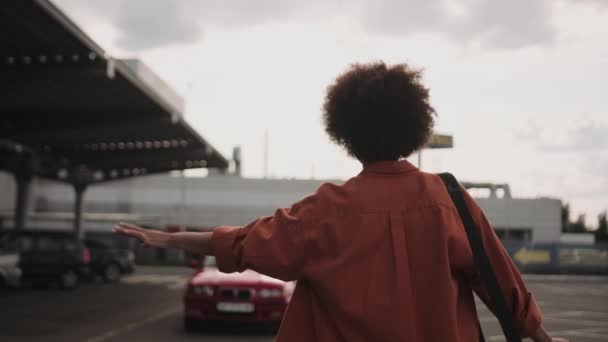 Mujer Joven Pie Con Maleta Aeropuerto Después Llegada Espera Taxi — Vídeos de Stock