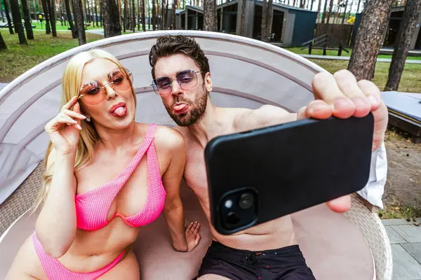 Pareja Divertida Posando Cámara Mientras Hace Selfie Teléfono Inteligente Mientras Imagen de stock