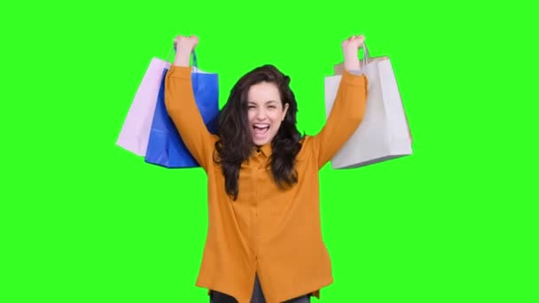 Mutlu Genç Bir Kadın Elinde Renkli Alışveriş Paketleri Tutarken Onları — Stok video