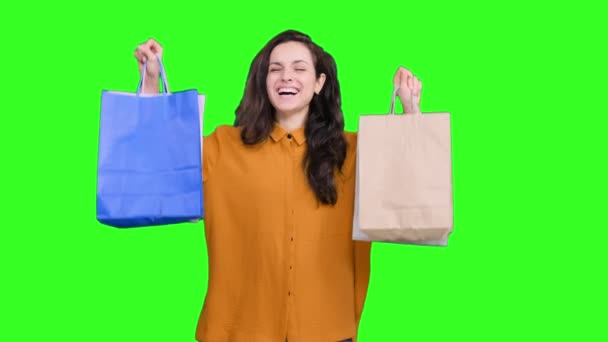 Smilende Ung Kvinde Nyder Shopping Mens Holder Papirpakke Poser Grøn – Stock-video