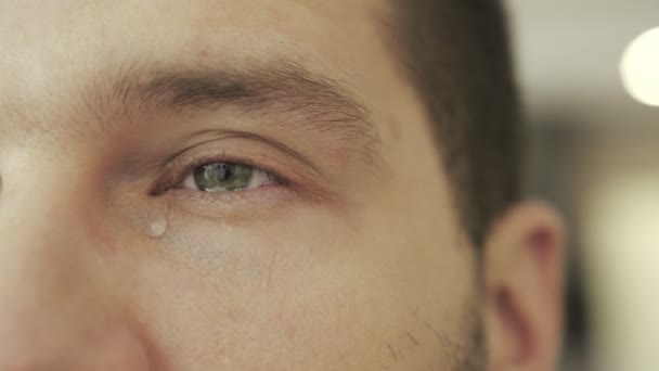 Homme Bouleversé Dans Désespoir Pleurant Les Larmes Aux Yeux Une — Video