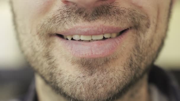 完璧な歯でポーズをする若者は カメラで微笑んでいる クローズアップ クローズアップ 人間の感情 歯科医療の概念 スローモーション — ストック動画