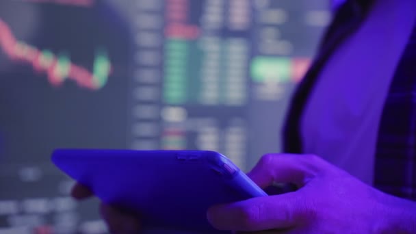 持有数码平板电脑 打字和分析财务图表交易的密码交易员投资者经纪人 慢动作投资风险和利润 技术概念 — 图库视频影像