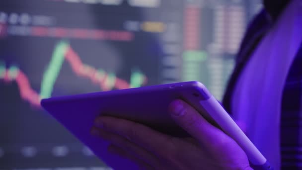 证券交易人员在现代交易办公室使用图表 示意图进行监控 慢动作投资风险和利润 技术概念 — 图库视频影像