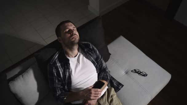 Caucasian Calm Guy Holding Smartphone Fell Asleep Lying Couch Home — Vídeo de stock