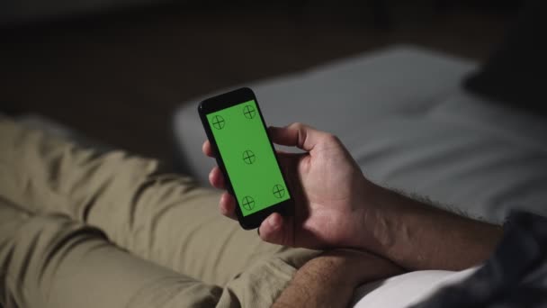 Hombre Descansando Sofá Con Teléfono Móvil Con Pantalla Verde Croma — Vídeos de Stock