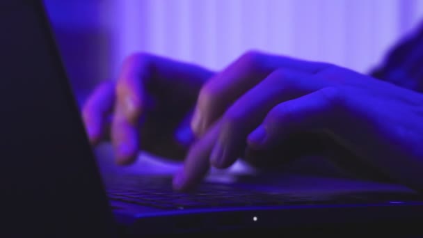 Ung Man Online Arbetar Hemma Medan Skriver Bärbar Dator Mörkret — Stockvideo