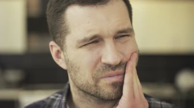 Evde kalırken korkunç bir diş ağrısından muzdarip genç adam, kapat. İnsanlar, sağlık hizmetleri, dişçilik ve sorun konsepti. Yavaş çekim