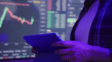 Adam büyüyen hisse senetlerini analiz ederken dizüstü bilgisayar kullanıyor. Dokunmatik ekranda profesyonel görünüyor. Dijital, ticaret, yatırım, teknoloji konsepti. Yavaş çekim