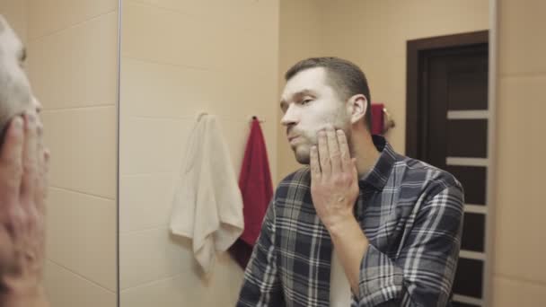 Homme Caucasien Debout Dans Salle Bain Tout Regardant Dans Miroir — Video