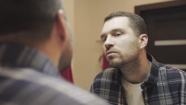 Calme Jeune Homme Regardant Dans Miroir Après Routine Douche Toucher — Video