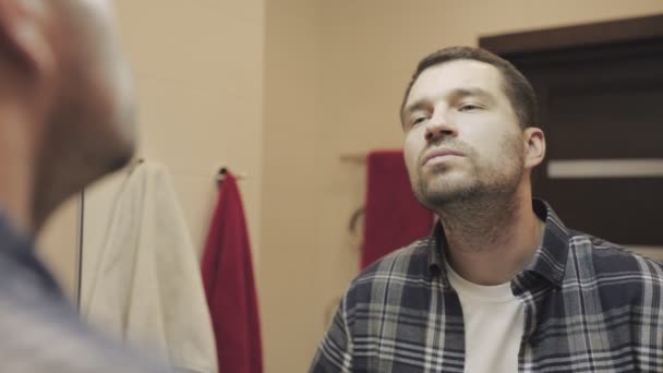 Homme Caucasien Vêtements Décontractés Debout Dans Salle Bain Regardant Reflet — Video