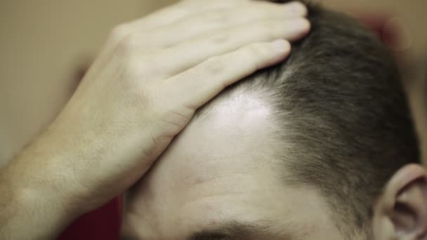 Jeune Homme Touchant Ses Cheveux Montrant Ses Cheveux Sains Sans — Video