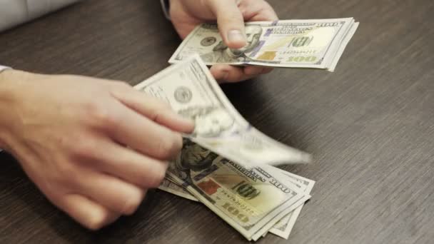 Mâinile Bărbătești Numărând Dolari Masă Vedere Sus Aproape Conceptul Afaceri — Videoclip de stoc