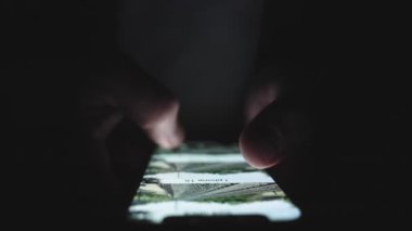 Adam gece boyunca cep telefonunu kontrol ediyor. Sosyal ağları tarıyorum. Ağır çekim. Kapat.