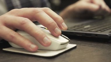 Bilgisayarda fare tıklatıp internette sörf yapan bir erkek. Çevrimiçi çalışma, iş ve teknoloji konsepti. Yavaş çekim