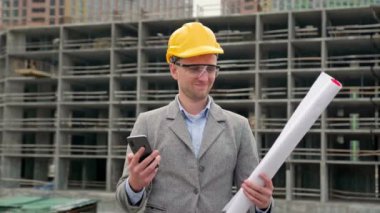 Site denetleyicisi yeşil ekranlı akıllı telefon uygulamasını seçiyor ve denetim sırasında çizimler yerine işaretleyicileri takip ediyor. Yavaş çekim