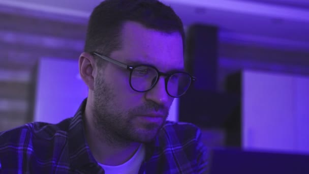 Junger Mann Mit Brille Der Einem Laptop Einem Modernen Bürotisch — Stockvideo