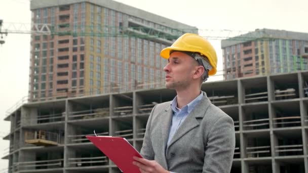 Retrato Cintura Para Cima Supervisor Construção Focado Consultando Sua Área — Vídeo de Stock