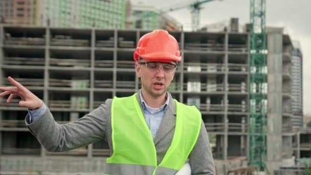 Construction Supervisor Blueprints Talking Somebody While Standing Unfinished Multi Story — Stock Video